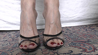 Mature, Sexy Feet in Sexy High-heeled Mules