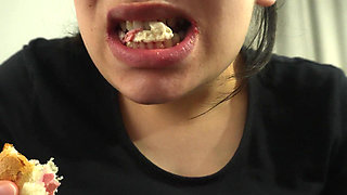 Chewing Gum While Eating? You Won’t Believe This Habit!”