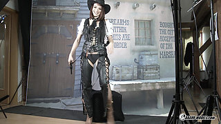 Victoria Daniels - 404 - Photoshoot Backstage