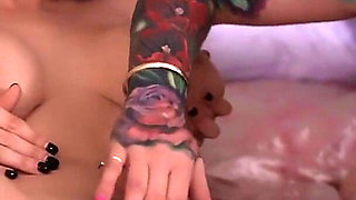 Bi Girl Scissoring and Pussy Feasting