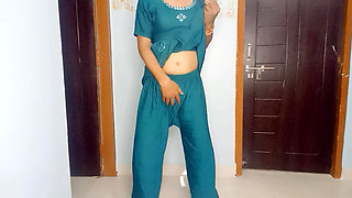 Desi mummy ki pahni huwi dress ko pahan ke maje kiye