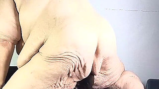 She the Boss Riding Him on Her Desk That Pussys the Best