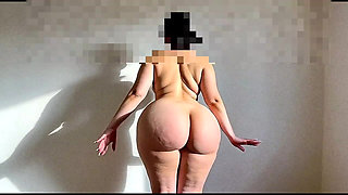 Beautiful Big-assed Girl Shaking It