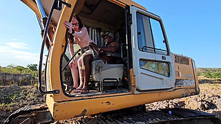 Irresponsible Operator Abandons Work to Engage in Transactions Inside a Machine During Working Hours