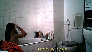 Big ass Aylie cums in bath